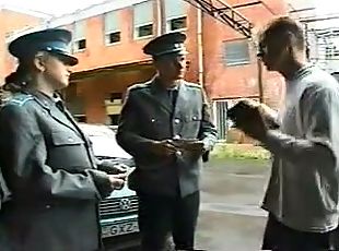 Hukbo, Pagkaisahan, Pulis (Police)